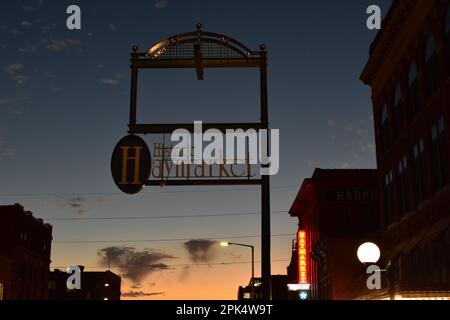 Haymarket District bei Sonnenuntergang in Lincoln, Nebraska Stockfoto