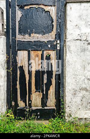 Alte Tür in der Hintergasse Stockfoto