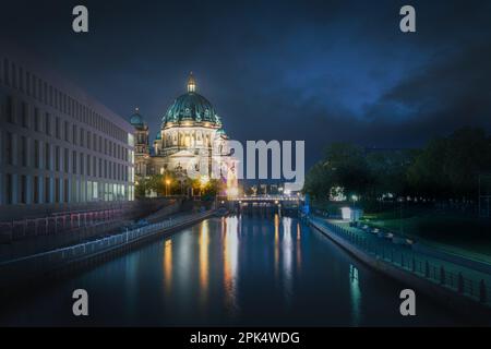 Berliner Dom und Spree bei Nacht - Berlin, Deutschland Stockfoto