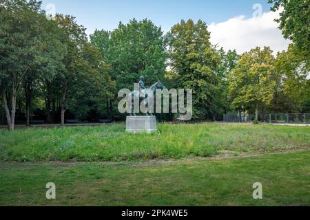 Amazonas auf dem Pferderücken im Tiergarten - Berlin Stockfoto