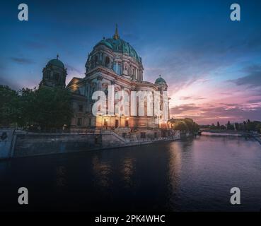 Berliner Dom bei Sonnenuntergang - Berlin, Deutschland Stockfoto