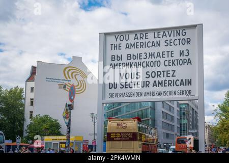 Schild verlässt den amerikanischen Sektor am Checkpoint Charlie - Berlin, Deutschland Stockfoto