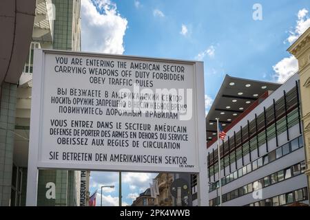 Schild, das in den amerikanischen Sektor eindringt, am Checkpoint Charlie - Berlin, Deutschland Stockfoto