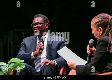 Der Bürgermeisterkandidat von Chicago (jetzt gewählter Bürgermeister) Brandon Johnson wird am 3. Dezember 15/23 von der erfahrenen Chicagoer politischen Reporterin Laura Washington in der Thalia Hall im Viertel Pilsen interviewt. Stockfoto