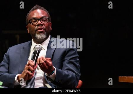 Der Bürgermeisterkandidat von Chicago (jetzt gewählter Bürgermeister) Brandon Johnson wird am 3. Dezember 15/23 von der erfahrenen Chicagoer politischen Reporterin Laura Washington in der Thalia Hall im Viertel Pilsen interviewt. Stockfoto