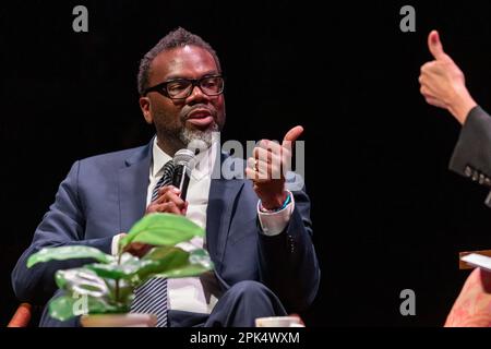 Der Bürgermeisterkandidat von Chicago (jetzt gewählter Bürgermeister) Brandon Johnson wird am 3. Dezember 15/23 von der erfahrenen Chicagoer politischen Reporterin Laura Washington in der Thalia Hall im Viertel Pilsen interviewt. Stockfoto