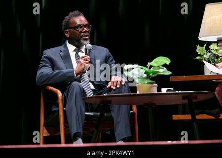 Der Bürgermeisterkandidat von Chicago (jetzt gewählter Bürgermeister) Brandon Johnson wird am 3. Dezember 15/23 von der erfahrenen Chicagoer politischen Reporterin Laura Washington in der Thalia Hall im Viertel Pilsen interviewt. Stockfoto