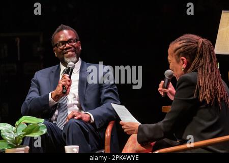 Der Bürgermeisterkandidat von Chicago (jetzt gewählter Bürgermeister) Brandon Johnson wird am 3. Dezember 15/23 von der erfahrenen Chicagoer politischen Reporterin Laura Washington in der Thalia Hall im Viertel Pilsen interviewt. Stockfoto