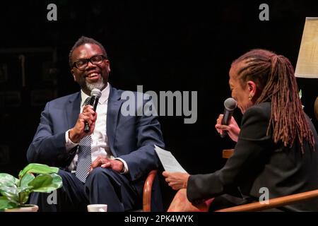 Der Bürgermeisterkandidat von Chicago (jetzt gewählter Bürgermeister) Brandon Johnson wird am 3. Dezember 15/23 von der erfahrenen Chicagoer politischen Reporterin Laura Washington in der Thalia Hall im Viertel Pilsen interviewt. Stockfoto