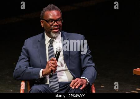 Der Bürgermeisterkandidat von Chicago (jetzt gewählter Bürgermeister) Brandon Johnson wird am 3. Dezember 15/23 von der erfahrenen Chicagoer politischen Reporterin Laura Washington in der Thalia Hall im Viertel Pilsen interviewt. Stockfoto