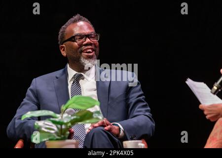 Der Bürgermeisterkandidat von Chicago (jetzt gewählter Bürgermeister) Brandon Johnson wird am 3. Dezember 15/23 von der erfahrenen Chicagoer politischen Reporterin Laura Washington in der Thalia Hall im Viertel Pilsen interviewt. Stockfoto