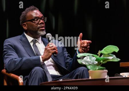 Der Bürgermeisterkandidat von Chicago (jetzt gewählter Bürgermeister) Brandon Johnson wird am 3. Dezember 15/23 von der erfahrenen Chicagoer politischen Reporterin Laura Washington in der Thalia Hall im Viertel Pilsen interviewt. Stockfoto