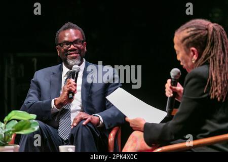 Der Bürgermeisterkandidat von Chicago (jetzt gewählter Bürgermeister) Brandon Johnson wird am 3. Dezember 15/23 von der erfahrenen Chicagoer politischen Reporterin Laura Washington in der Thalia Hall im Viertel Pilsen interviewt. Stockfoto