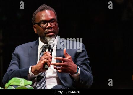 Der Bürgermeisterkandidat von Chicago (jetzt gewählter Bürgermeister) Brandon Johnson wird am 3. Dezember 15/23 von der erfahrenen Chicagoer politischen Reporterin Laura Washington in der Thalia Hall im Viertel Pilsen interviewt. Stockfoto