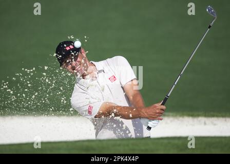 Augusta, Usa. 05. April 2023. Adam Scott aus Australien schlägt am Mittwoch, den 5. April 2023 aus einem Bunker auf dem 2. Loch während einer Proberunde beim Masters Turnier im Augusta National Golf Club in Augusta, Georgia. Foto von Bob Strong/UPI Credit: UPI/Alamy Live News Stockfoto