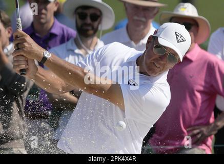 Augusta, Usa. 05. April 2023. Phil Mickelson schlägt am Mittwoch, den 5. April 2023 aus einem Bunker auf dem 7. Loch während einer Übungsrunde beim Masters Turnier im Augusta National Golf Club in Augusta, Georgia. Foto von Bob Strong/UPI Credit: UPI/Alamy Live News Stockfoto