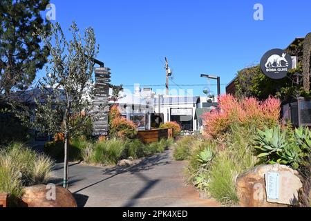 COSTA MESA, KALIFORNIEN: 4. April 2023: Boba Guys and Vitaly Cafee im Camp Retail Campus in Costa Mesa. Stockfoto