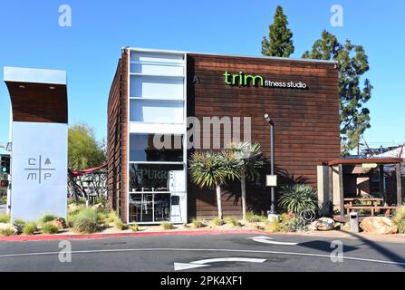 COSTA MESA, KALIFORNIEN: 4. April 2023: Trim Fitness Studio im Camp Retail Campus in Costa Mesa. Stockfoto