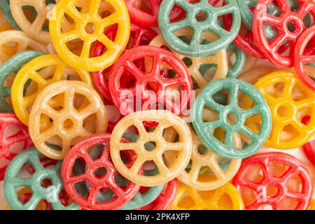 Hintergrund der farbenfrohen Rainbow Raw Wheel Fryums Stockfoto