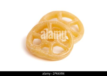 Ungekochte Rillenbrötchen, isoliert auf weißem Hintergrund Stockfoto