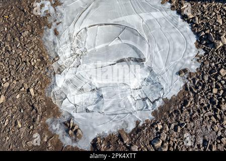 Die Konsistenz von gebrochenem Eis auf dem Boden. Stockfoto