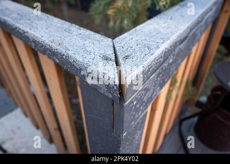 Eine Nahaufnahme eines Holzgeländers mit abblätternder Farbe Stockfoto