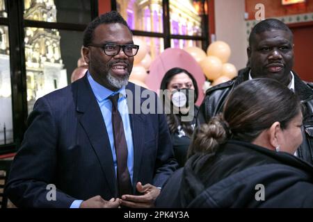 Kandidat Brandon Johnson (jetzt Bürgermeister gewählt) bei einer Samstagmorgen-Kundgebung mit progressiven lateinamerikanischen Anhängern in Chicagos größtenteils mexikanischem Little Village-Viertel im Mi Tierra Restaurant in der Kedzie Avenue. Stockfoto