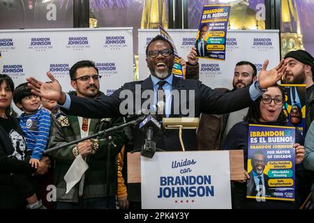 Kandidat Brandon Johnson (jetzt Bürgermeister gewählt) bei einer Samstagmorgen-Kundgebung mit progressiven lateinamerikanischen Anhängern in Chicagos größtenteils mexikanischem Little Village-Viertel im Mi Tierra Restaurant in der Kedzie Avenue. Stockfoto