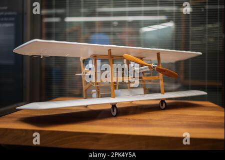 Modell vertikaler Start- und Sinkflugzeuge. Ausstellung „Nikola Tesla, das Genie der modernen Elektrizität“ im CaixaForum Saragoza, Spanien, in Colla Stockfoto