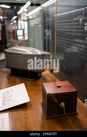 Prototyp eines ferngesteuerten Bootes, vorgestellt im Jahr 1898. Ausstellung „Nikola Tesla, das Genie der modernen Elektrizität“ im CaixaForum Saragoza, Spanien, in Stockfoto