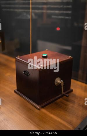 Prototyp eines ferngesteuerten Bootes, vorgestellt im Jahr 1898. Ausstellung „Nikola Tesla, das Genie der modernen Elektrizität“ im CaixaForum Saragoza, Spanien, in Stockfoto