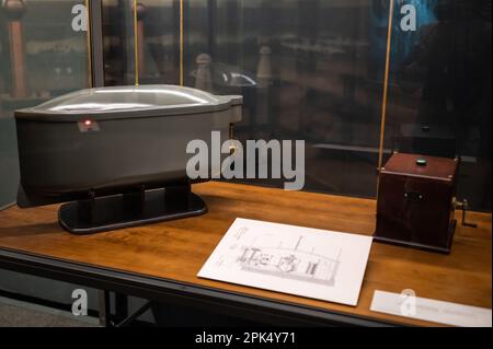 Prototyp eines ferngesteuerten Bootes, vorgestellt im Jahr 1898. Ausstellung „Nikola Tesla, das Genie der modernen Elektrizität“ im CaixaForum Saragoza, Spanien, in Stockfoto