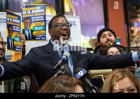 Kandidat Brandon Johnson (jetzt Bürgermeister gewählt) bei einer Samstagmorgen-Kundgebung mit progressiven lateinamerikanischen Anhängern in Chicagos größtenteils mexikanischem Little Village-Viertel im Mi Tierra Restaurant in der Kedzie Avenue. Stockfoto