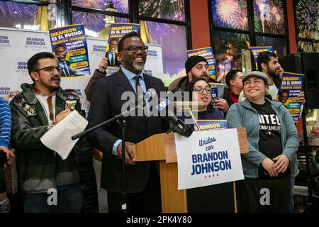 Kandidat Brandon Johnson (jetzt Bürgermeister gewählt) bei einer Samstagmorgen-Kundgebung mit progressiven lateinamerikanischen Anhängern in Chicagos größtenteils mexikanischem Little Village-Viertel im Mi Tierra Restaurant in der Kedzie Avenue. Stockfoto