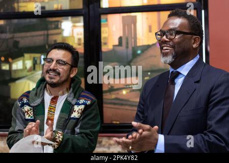 Kandidat Brandon Johnson (jetzt Bürgermeister gewählt) bei einer Samstagmorgen-Kundgebung mit progressiven lateinamerikanischen Anhängern in Chicagos größtenteils mexikanischem Little Village-Viertel im Mi Tierra Restaurant in der Kedzie Avenue. Stockfoto