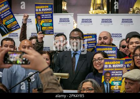 Kandidat Brandon Johnson (jetzt Bürgermeister gewählt) bei einer Samstagmorgen-Kundgebung mit progressiven lateinamerikanischen Anhängern in Chicagos größtenteils mexikanischem Little Village-Viertel im Mi Tierra Restaurant in der Kedzie Avenue. Stockfoto