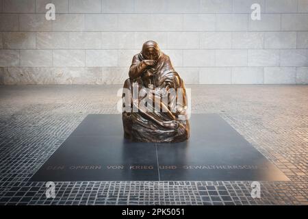 Berlin, Deutschland - 11. September 2019: Mutter mit ihrem toten Sohn Skulptur im Neuen Wache Gebäude Interieur - Berlin Stockfoto