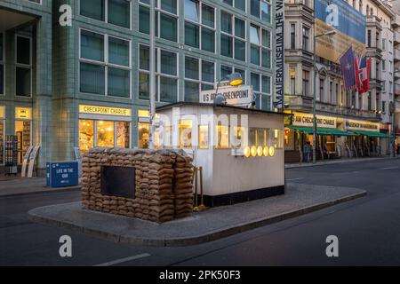 Checkpoint Charlie, ehemaliger Berliner Mauerübergang - Berlin, Deutschland Stockfoto