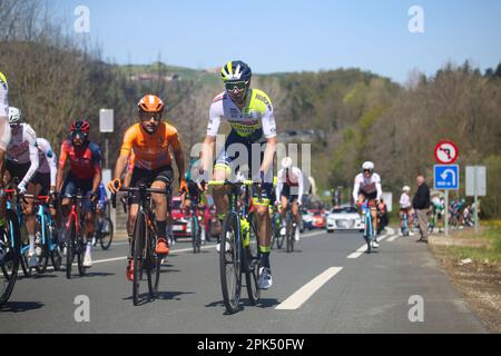 Iraeta, Spanien, 05. April 2023: Das Peloton nimmt während der 3. Etappe des Baskenlandes Itzulia 2023 zwischen Errenteria und Amasa-Villabona am 05. April 2023 in Irak, Spanien, die Bühne frei. Kredit: Alberto Brevers / Alamy Live News Stockfoto