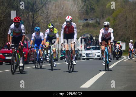 Iraeta, Spanien, 05. April 2023: Das Peloton nimmt während der 3. Etappe des Baskenlandes Itzulia 2023 zwischen Errenteria und Amasa-Villabona am 05. April 2023 in Irak, Spanien, die Bühne frei. Kredit: Alberto Brevers / Alamy Live News Stockfoto