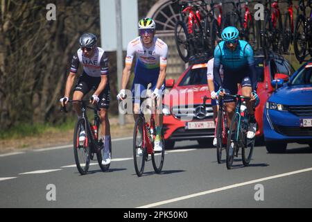 Iraeta, Spanien, 05. April 2023: Mehrere Läufer nehmen den marsch während der 3. Etappe des Baskenlandes Itzulia 2023 zwischen Errenteria und Amasa-Villabona am 05. April 2023 in Iraeta, Spanien, wieder auf. Kredit: Alberto Brevers / Alamy Live News Stockfoto