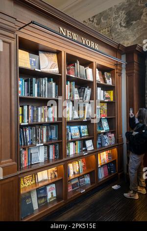 Der Rizzoli Bookstore befindet sich am Broadway im vornehmen Viertel Nomad, 2023, New York City, USA Stockfoto