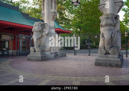 Elefantentor im Berliner Zoo - Berlin, Deutschland Stockfoto