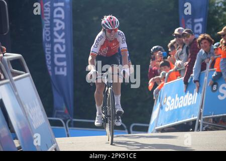 Amasa-Villabona, Spanien, 05. April 2023: Der Cofidis-Läufer Ion Izagirre erreicht die Ziellinie während der 3. Etappe des Baskenlandes Itzulia 2023 zwischen Errenteria und Amasa-Villabona am 05. April 2023 in Amasa-Villabona, Spanien. Kredit: Alberto Brevers / Alamy Live News Stockfoto