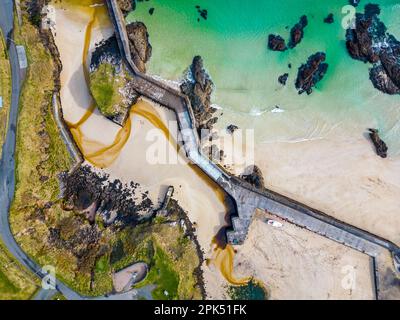 Luftaufnahme des Hafens von Ness mit türkisfarbenem Wasser auf der Isle of Lewis Stockfoto