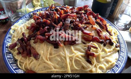 Große Nudelspaghetti auf dem Teller, Carbonara mit Speck Stockfoto