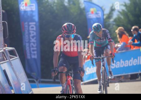 Amasa-Villabona, Spanien, 05. April 2023: INEOS Grenadiers Rider Daniel Felipe Martinez erreicht die Ziellinie während der 3. Etappe des Baskenlandes Itzulia 2023 zwischen Errenteria und Amasa-Villabona am 05. April 2023 in Amasa-Villabona, Spanien. Kredit: Alberto Brevers / Alamy Live News Stockfoto