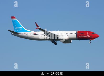 Eine Boeing 737-8 MAX mit Norwegian Air Shuttle in einer speziellen UNICEF-Lackierung, die sich dem Flughafen London Gatwick nähert Stockfoto