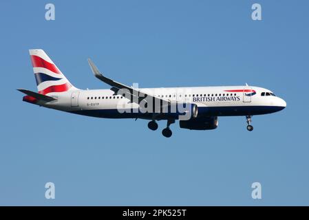 Ein Airbus A320 von British Airways nähert sich dem Flughafen London Gatwick Stockfoto