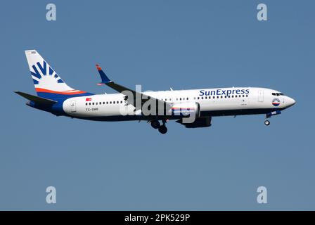 Eine Boeing 737-8 MAX von SunExpress nähert sich dem Flughafen London Gatwick Stockfoto